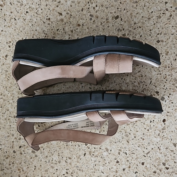 Women's size 9 Neutral Abeo tan sandals - Picture 8 of 10